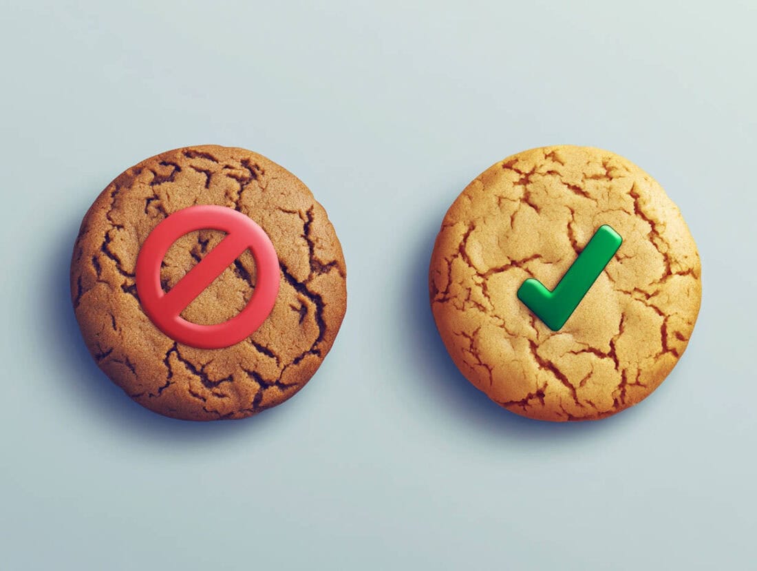 Man sieht einen dunklen Cookie (links) mit einem roten Verbot-Zeichen. Auf der rechten Seite sieht man einen etwa helleren Cookie mit einem grünen Haken.