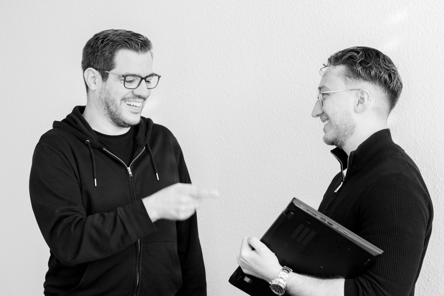 Persönliche Betreuung und Hosting-Service | WP-Wartung24 Zwei Mitarbeiter im Gespräch zur technischen Betreuung und Hosting-Lösungen für WordPress-Websites