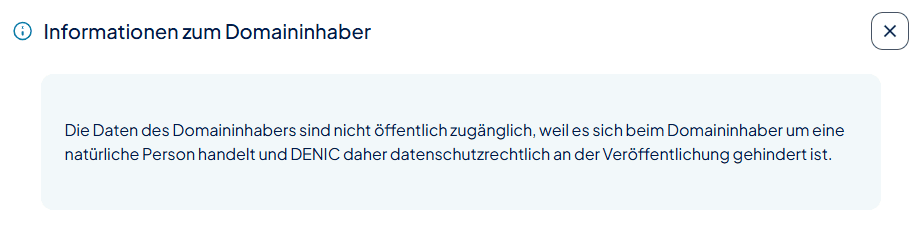 Hinweisbox mit der Überschrift „Informationen zum Domaininhaber“. Der Text erklärt, dass die Daten des Domaininhabers nicht öffentlich zugänglich sind, da es sich um eine natürliche Person handelt und die DENIC die Veröffentlichung aus datenschutzrechtlichen Gründen verhindert. Die Box enthält einen Hinweis-Icon-Stil und eine Schließen-Schaltfläche.